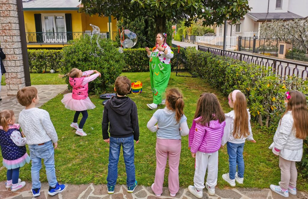 spettacolo con bolle per bimbi